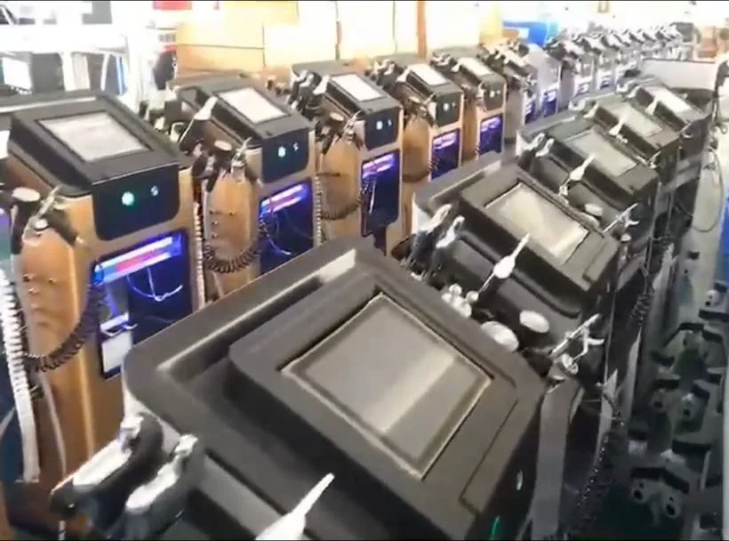 广州磊洋工厂实拍图,图片中是两排生产好的皮肤管理仪器