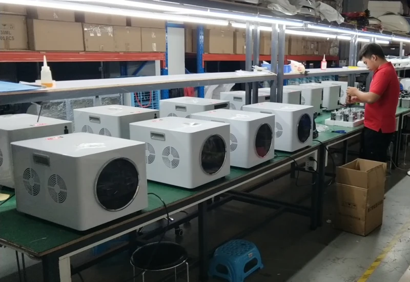 广州磊洋生产车间实拍，照片显示在无尘车间中有一批养生仪器，质检员正在检测仪器