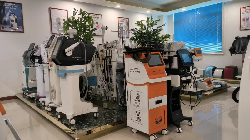 广州磊洋展厅实拍,图片中可以看到部分养生理疗仪器和皮肤管理仪器